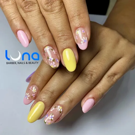 Uñas en rosa y amarillo con flores pintadas a mano