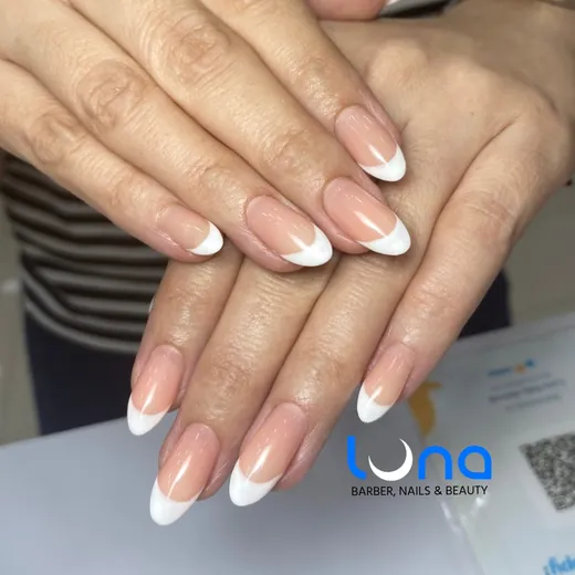 Francesa clásica en uñas almendradas largas