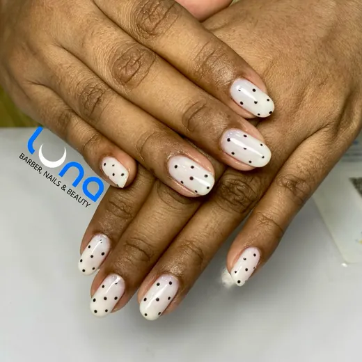 Uñas blancas con lunares negros