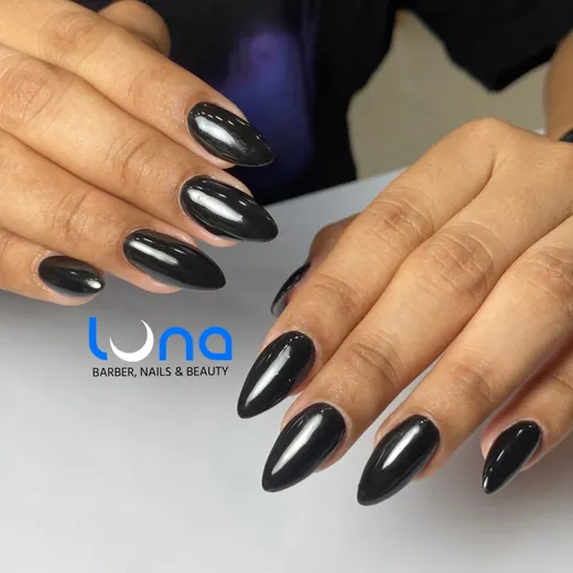 Uñas almendradas en negro brillante